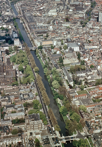 23275 Luchtfoto van een deel van de binnenstad van Utrecht, uit het zuiden; in het midden de Stadsbuitengracht.